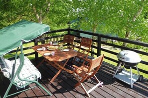 Outdoor dining - Lakeside holiday home with private garden (Koleczkowo)