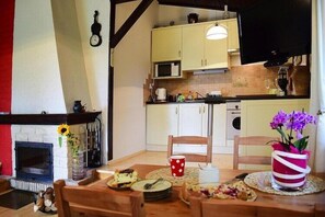 Fridge, microwave, oven, stovetop - Lakeside holiday home with private garden (Koleczkowo)