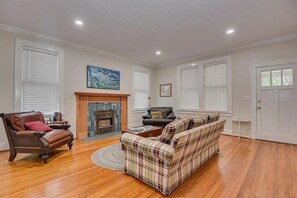 Living area - Enjoy the Masters from this Charming Home Less < 4 miles from Augusta National (Augusta)