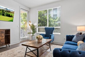 TV, ping pong - Luxe 2BR, Pool, Hot Tub, Arcade (San Diego)