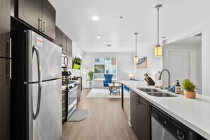 Fridge, microwave, oven, stovetop - Luxe 2BR, Pool, Hot Tub, Arcade (San Diego)