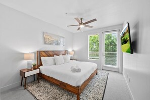 2 habitaciones, escritorio y tabla de planchar con plancha 