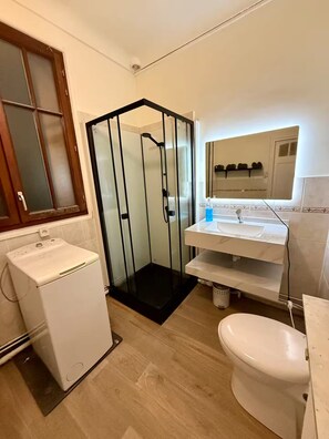Douche, sèche-cheveux, serviettes fournies
