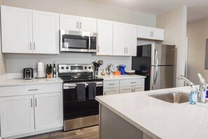 Fridge, microwave, oven, stovetop - Unit 32 Stylish 1BR 1BA Apartment Long-term stays (Chelsea)