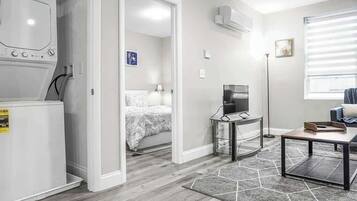 1 slaapkamer, een strijkplank/strijkijzer, wifi, beddengoed