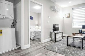 1 slaapkamer, een strijkplank/strijkijzer, wifi, beddengoed