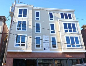Exterior - 44 Large and Spacious 1BR Apartment (Chelsea)
