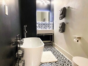Douche, sèche-cheveux, serviettes fournies, savon