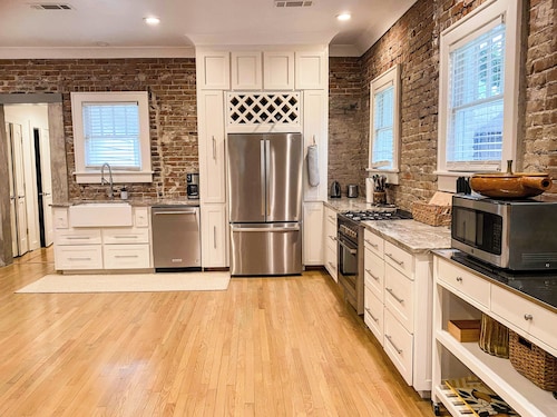 Historic Charm in the Oaks District