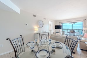 Dining - 🌊Beachfront with Great Gulf Views | Easy Beach Access | Carlos Pointe #624⛱️ (Fort Myers Beach)