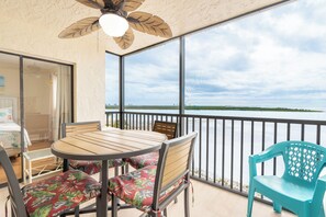 Outdoor dining - 🌊Beachfront with Great Gulf Views | Easy Beach Access | Carlos Pointe #624⛱️ (Fort Myers Beach)