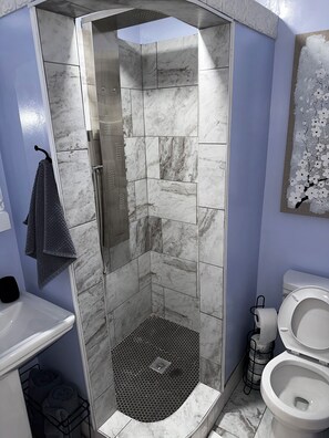 Dusj, hårføner, håndklær og såpe