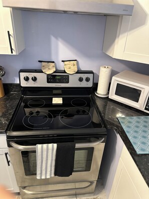 Fridge, microwave, oven, stovetop - Cozy 1-bedroom building "out back" in downtown Asheboro, NC. Great location. (Asheboro)