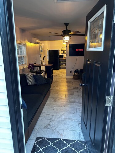 Cozy 1-bedroom building "out back" in downtown Asheboro, NC. Great location.