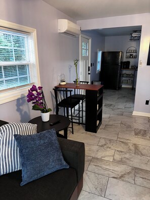 Smart TV - Cozy 1-bedroom building "out back" in downtown Asheboro, NC. Great location. (Asheboro)