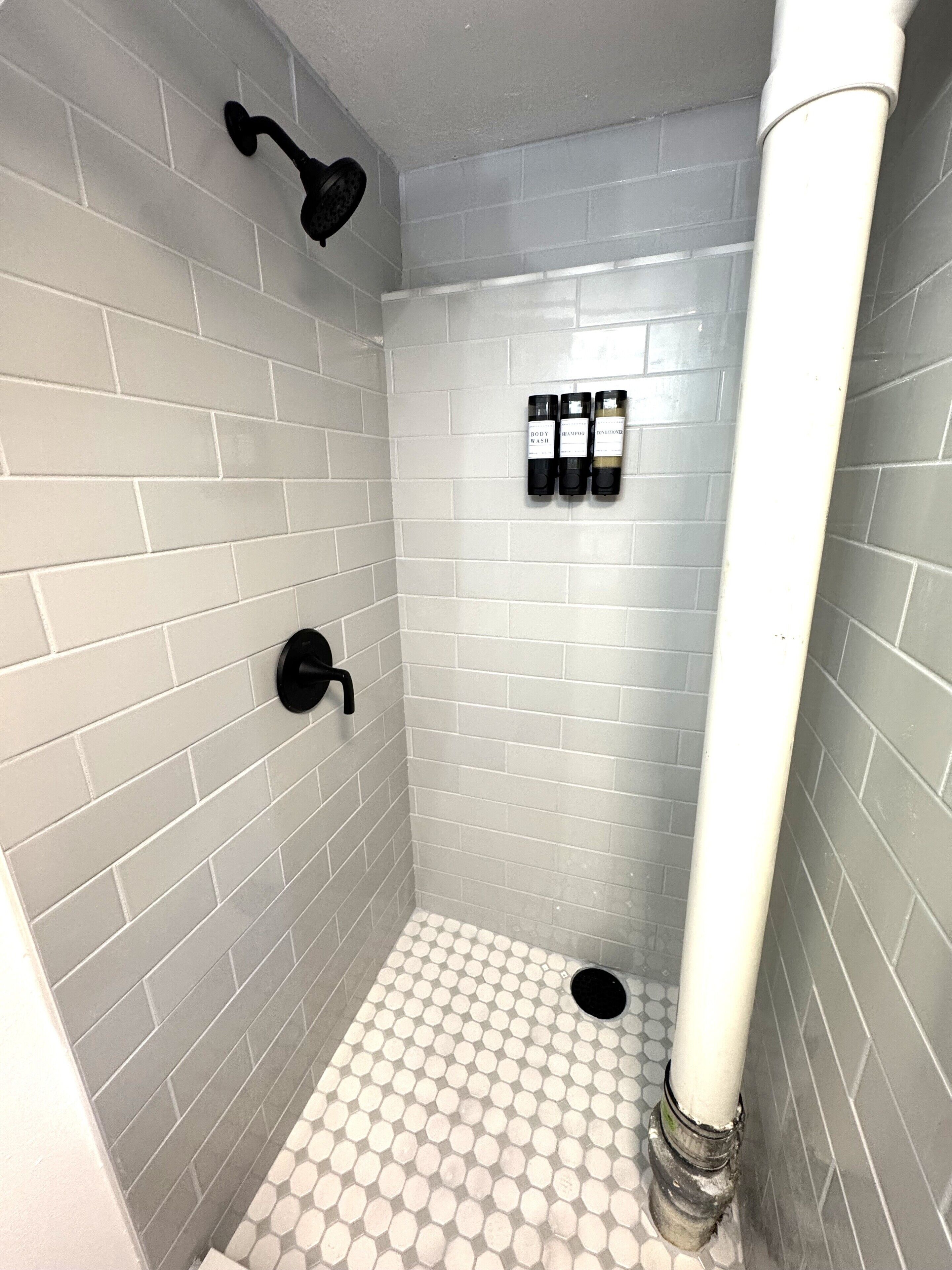 Douche, sèche-cheveux, serviettes fournies, savon