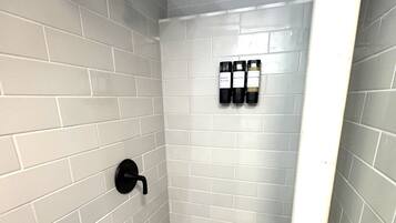 Douche, sèche-cheveux, serviettes fournies, savon