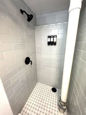 Douche, sèche-cheveux, serviettes fournies, savon