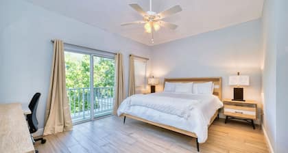 Family Townhouse Minutes to 7Mile Beach