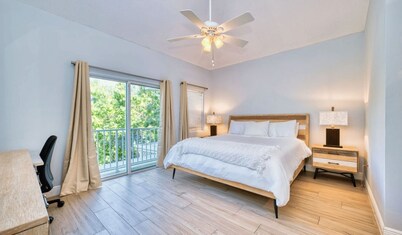 Family Townhouse Minutes to 7Mile Beach