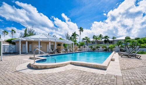 Family Townhouse Minutes to 7Mile Beach