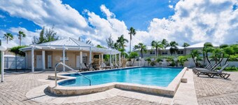 Family Townhouse Minutes to 7Mile Beach