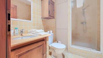 Douche, sĂšche-cheveux, serviettes fournies, savon