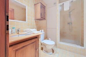 Douche, sèche-cheveux, serviettes fournies, savon