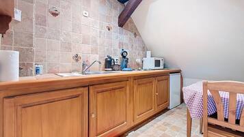 Réfrigérateur, micro-ondes, plaque de cuisson, cafetiÚre/bouilloire