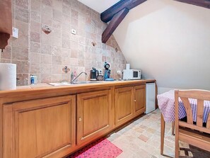 Réfrigérateur, micro-ondes, plaque de cuisson, cafetière/bouilloire