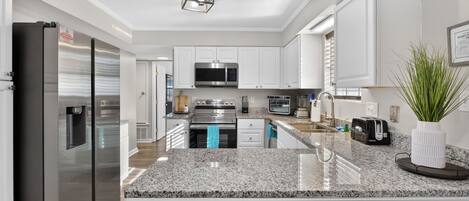 Kühlschrank, Mikrowelle, Ofen, Geschirrspüler