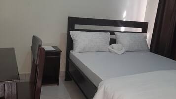 Kamar Double atau Twin | Ruang kerja ramah laptop