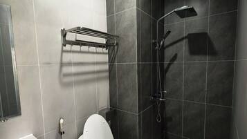 Douche, articles de toilette gratuits, sèche-cheveux