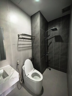 Douche, articles de toilette gratuits, sèche-cheveux