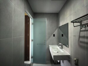 Dusche, kostenlose Toilettenartikel, Haartrockner, Handtücher