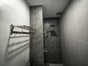 Douche, articles de toilette gratuits, sèche-cheveux, chaussons