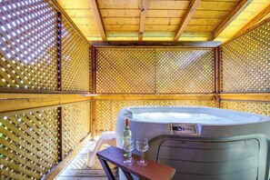 Indoor spa tub - Cozy Smoky Mountain retreat in the heart of Pigeon Forge (Pigeon Forge)