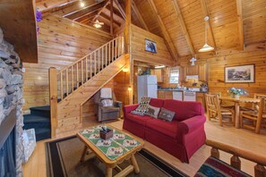 Smart TV, fireplace - Cozy Smoky Mountain retreat in the heart of Pigeon Forge (Pigeon Forge)