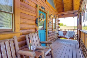 Terrace/patio - Cozy Smoky Mountain retreat in the heart of Pigeon Forge (Pigeon Forge)
