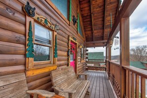 Terrace/patio - Bearcation cozy escape in the heart of Pigeon Forge (Pigeon Forge)