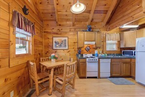 Fridge, microwave, oven, stovetop - Bearcation cozy escape in the heart of Pigeon Forge (Pigeon Forge)