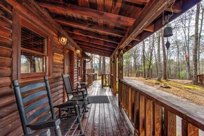 Terrace/patio - Hot Tub, Fireplace, Screened balcony, Grill - Log Cabin near Pigeon Forge (Sevierville)
