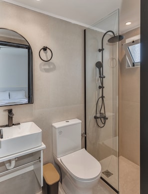 Estudio | Baño | Ducha, secador de pelo, toallas y jabón