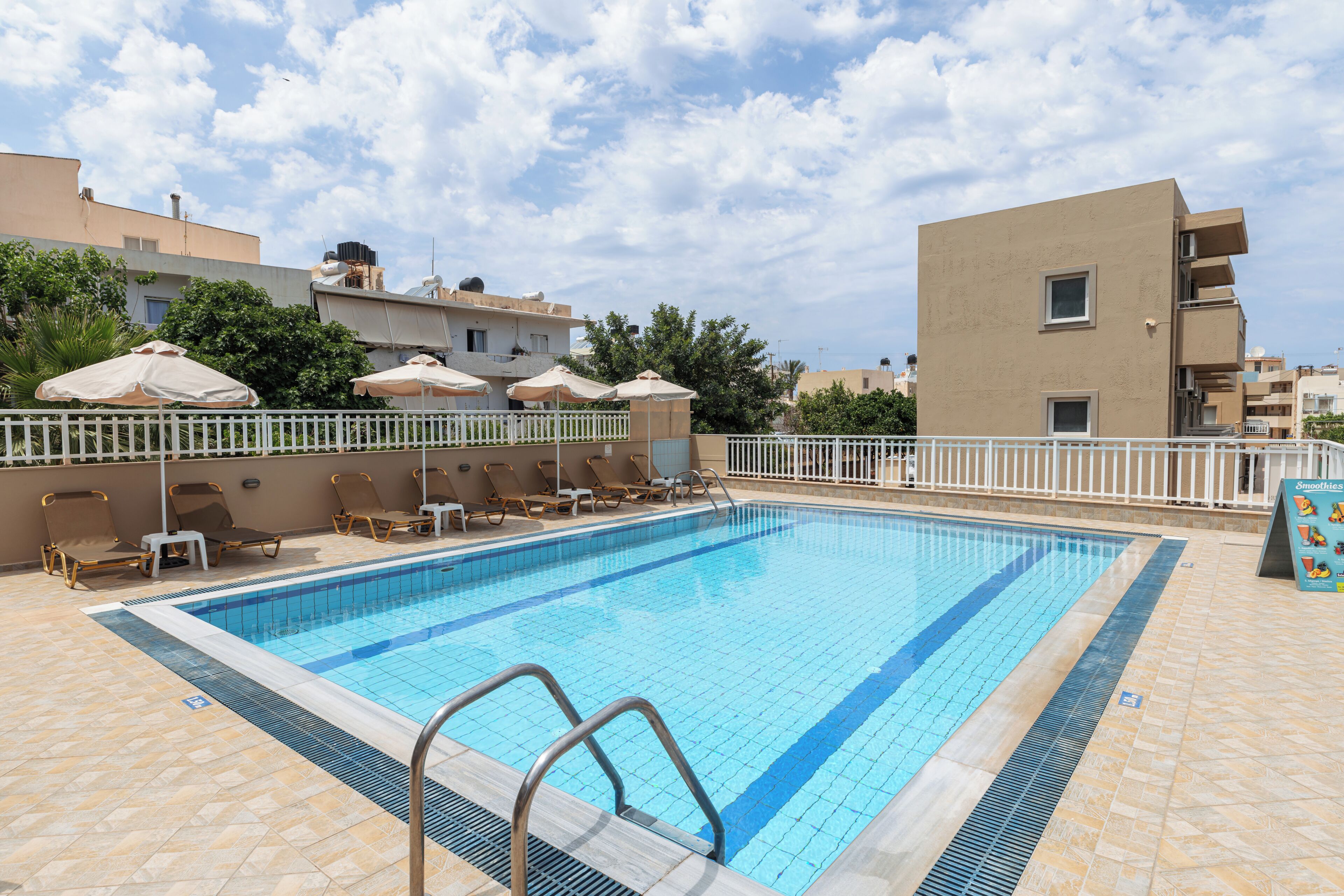 Una piscina al aire libre de temporada (de 09:00 a 18:30), tumbonas