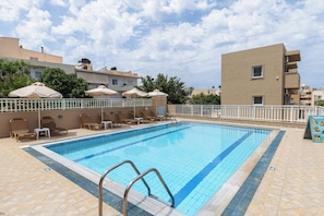 Seasonal outdoor pool, open 9:00 AM to 6:30 PM, pool loungers - Sunny Vibes Stalis by Estia (Stalida)