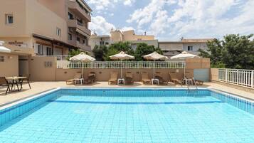 Una piscina al aire libre de temporada (de 09:00 a 18:30), tumbonas