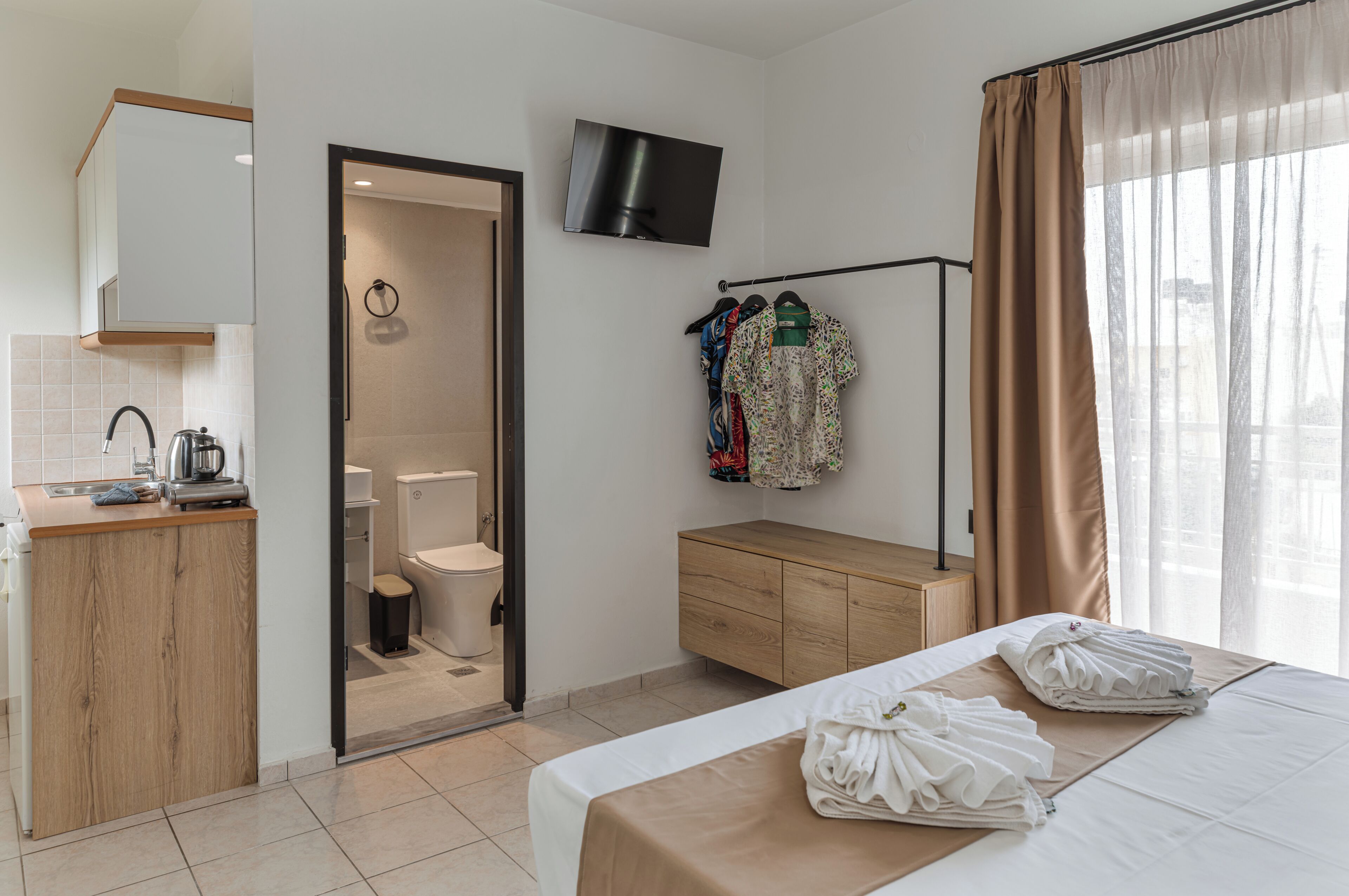 Estudio | Caja fuerte, tabla de planchar con plancha, wifi gratis y ropa de cama