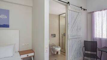 Habitación doble | Caja fuerte, tabla de planchar con plancha, wifi gratis y ropa de cama