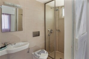 Double Room | Bathroom | Hair dryer, towels, soap, toilet paper - Sunny Vibes Stalis by Estia (Stalida)
