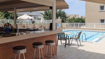 Bar junto a la piscina